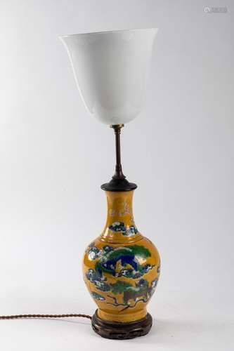 CHINA Porcelain vase with yellow cover and blue wh…