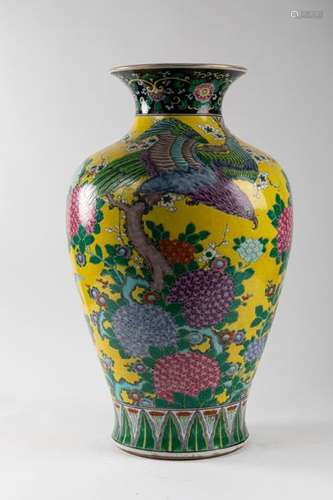 JAPAN Important porcelain baluster VASE with polyc…