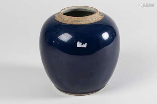 CHINA GINGER JAR with blue cover. H. 18 cm.