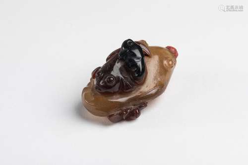 CHINA TABATIÈRE in amber (?) carved in the shape o…