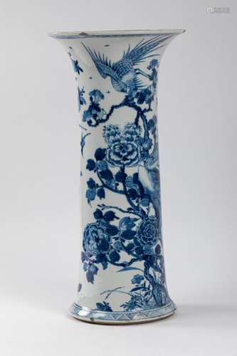 CHINA Porcelain cone vase with blue white decorati…