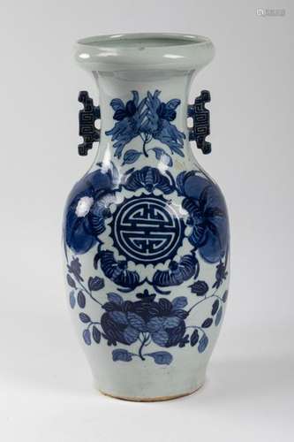 CHINA Porcelain vase with blue white decoration of…