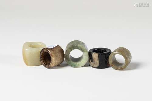 CHINA Suite of 5 archer rings in jade and hard sto…