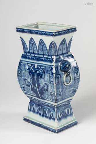 CHINA Hu VASE in porcelain with blue white leiwen …