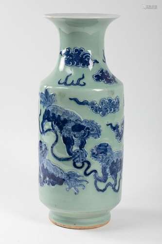 CHINA Porcelain scroll vase with blue white decora…