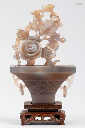 CHINA Flowered VASE, carved agate, handles release…