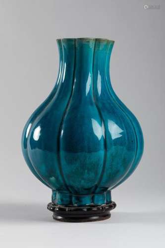 CHINA Ribbed porcelain baluster vase with turquois…