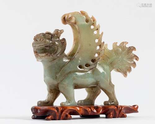 CHINA FÔ DOG in carved and shaded jade. 15 x 19 cm…