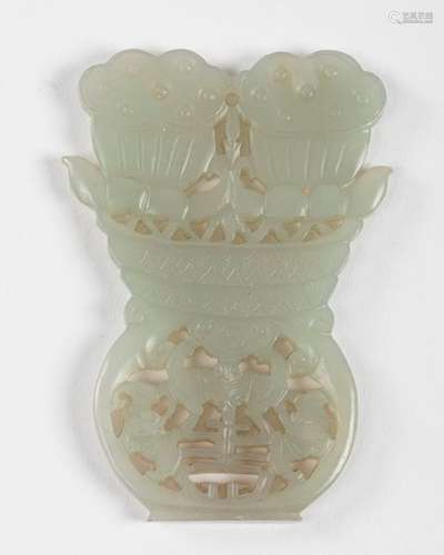 CHINA AMULETTE in white jade carved and openwork o…