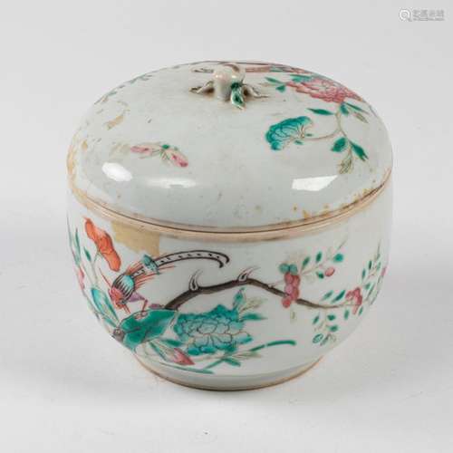 CHINA Covered porcelain box with polychrome decora…