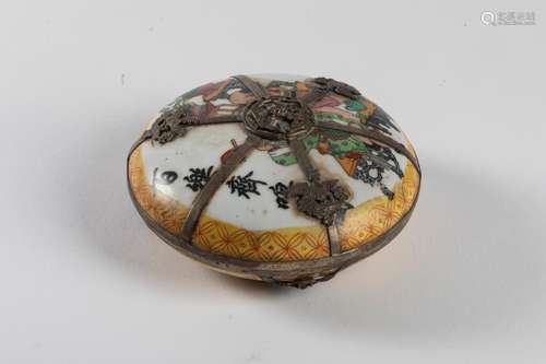 CHINA Circular covered box with polychrome decorat…