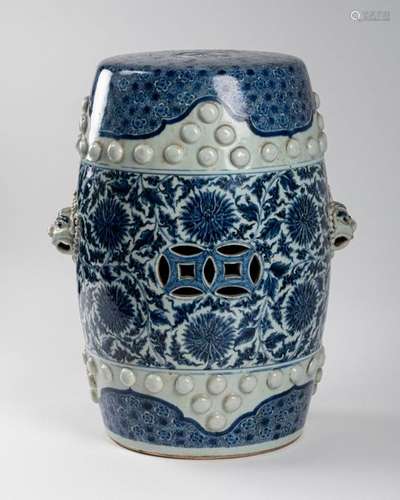 CHINA Porcelain TABOURET with blue white decoratio…