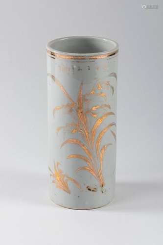 CHINA Porcelain scroll vase with gold decoration o…