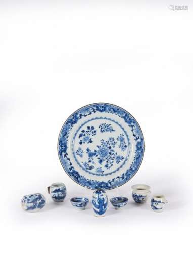 CHINE XVIIIe siècle. Ensemble en porcelaine bleu b…