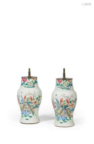 CHINE, XVIIIe siècle. Paire de vases de la famille…