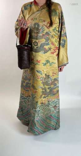 CHINE XIXe siècle. Robe en soie jaune à décor tiss…