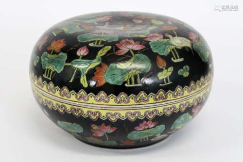 Chinese round lidded box in porcelain with a Famille Noire 