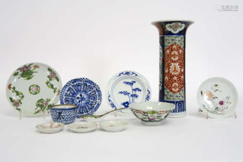 several Chinese items and a Japanese Imari vase in porcelain - - Lot Chinees [...]