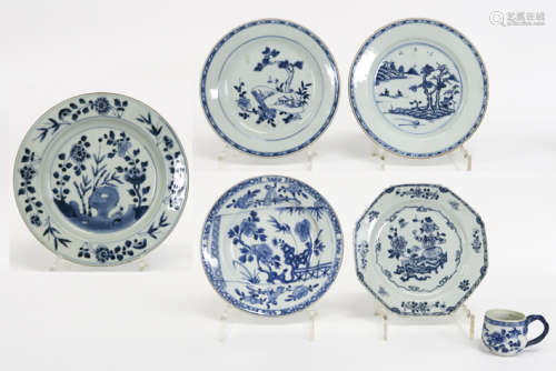 six pieces of Chinese 18th Cent. porcelain with blue-white decor : 4 plates, a dish [...]