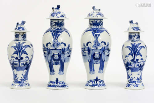 two pairs of antique Chinese lidded vases in marked porcelain with blue-white decor [...]