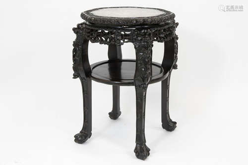 antique Chinese occasional table in richly carved rosewood and with a marble top - [...]