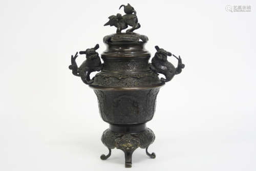 antique Chinese lidded bronze incense burner with fine ornaments with lions - - [...]