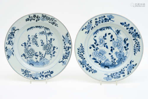 pair of 18th Cent. Chinese dishes in porcelain with blue-white decor with flowers and [...]