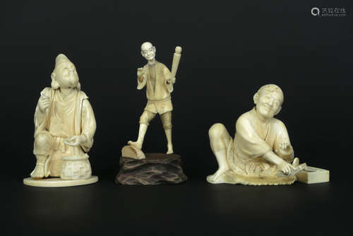 three antique Japanese sculptures in ivory - - Lot van drie antieke Japanse [...]