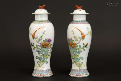 pair of Chinese lidded vases in marked porcelain with polychrome decor - - Paar [...]
