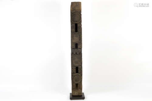 18th Cent. Pakistanese beam in sculpted wood - - PAKISTAN - 18° EEUW linteel in [...]