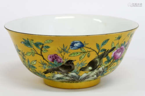 Chinese bowl in marked porcelain with 'Famille Jaune' decor with flowers and birds - [...]