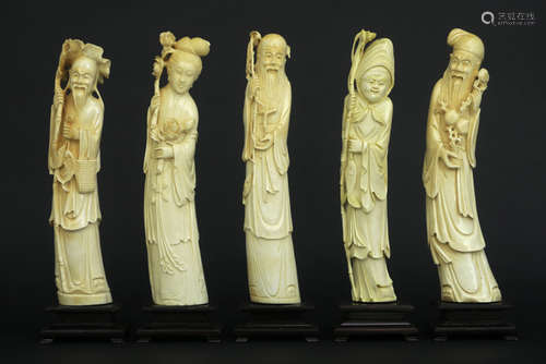 series of five old Chinese sculptures in ivory with nice patina - - Reeks van vijf [...]