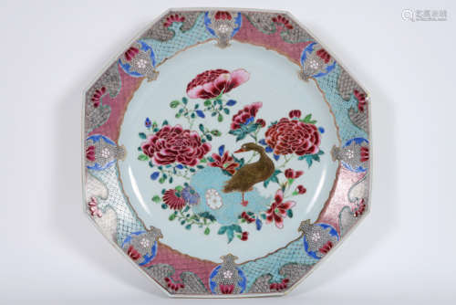 quite big 18th Cent. Chinese octogonal dish in porcelain with 'Famille Rose' decor [...]