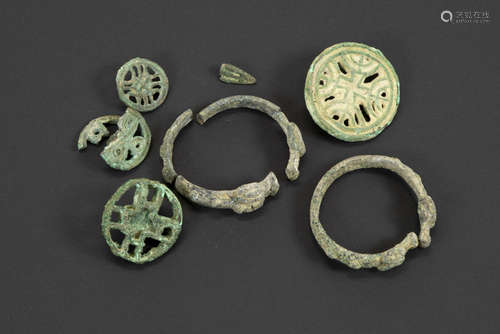 1st/3th Cent. Ancient Rome tomb find : 4 buttons and two bracelets (one broken) in [...]