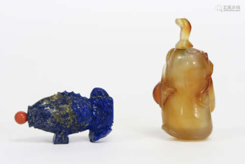 two Chinese snuff bottles : one in agate and one (fish shape) in lapis lazuli with [...]