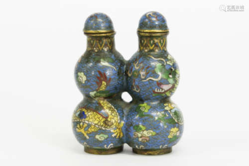 'antique' double and double gourded Chinese cloisonné snuff bottle - - 'Antieke' [...]
