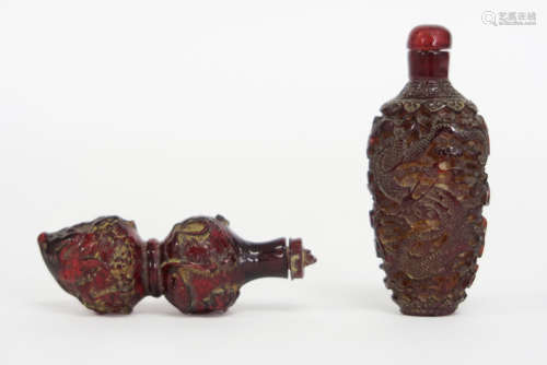 two Chinese snuff bottles in carved Bejing glass - - Lot van twee opiumflesjes in [...]