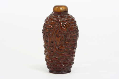 Chinese probably amber snuff bottle with a decor of mythological animals - - [...]