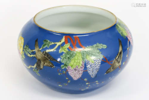 Chinese jardinier in marked porcelain with a polychrome flower and bird decor - - [...]