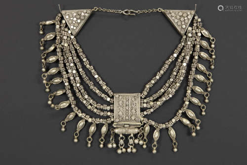 typical Yemenite silver necklace - - Karakteristiek Yemenitisch collier in zilver [...]
