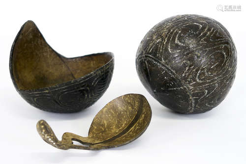 Papua New Guinean Sepik/Maprik lime bowl and two spoons in carved coconut shell - [...]