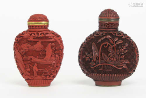 two antique Qian Long marked snuff bottlesin red lacquer - - Lot van twee antieke [...]