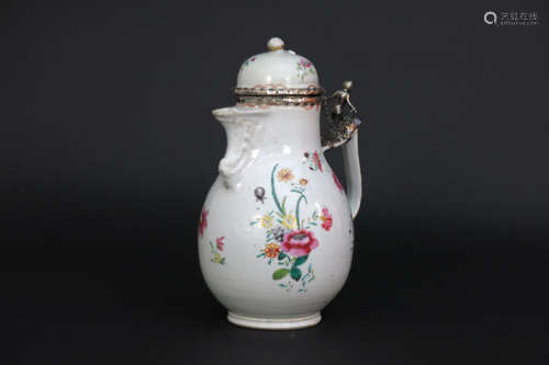 mid 18th Cent. Chinese coffeepot in porcelain with a nice decor with flowers and [...]