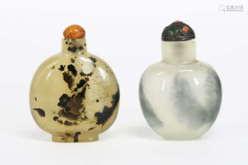 two antique Chinese snuff bottles in agate imitating glass - - Lot van twee [...]