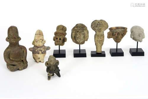 eight pre-Columbian sculptures in earthenware - - PRECOLUMBIAANS AMERIKA lot (8) [...]