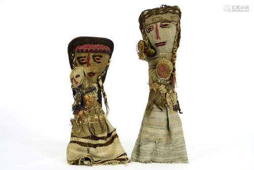 two Peruvian Chancay Culture tomb dolls in embroidered textile - - PERU - [...]