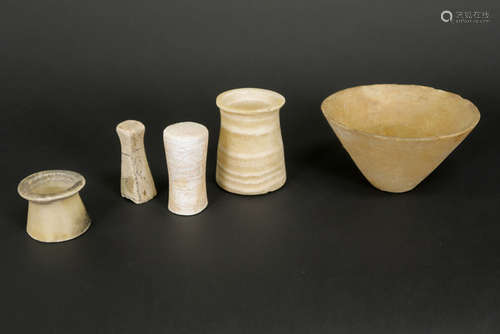 Ancien Egyptian 19th Dynasty tomb find : five alabaster ustensils - - OUD EGYPTE [...]