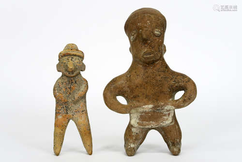 two Precolumbian antropomorphic figures in earthenware - - Lot van twee [...]