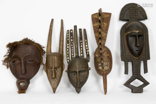 5 African vintage masks in wood - - Lot van vijf Afrikaanse vintage maskers van [...]