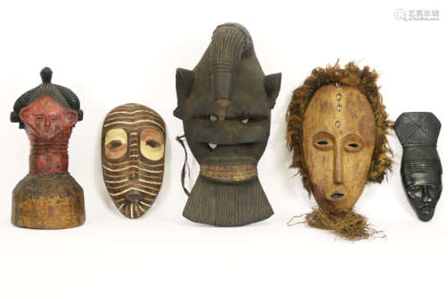 5 African vintage masks with different origins - - Lot van vijf Afrikaanse vintage [...]